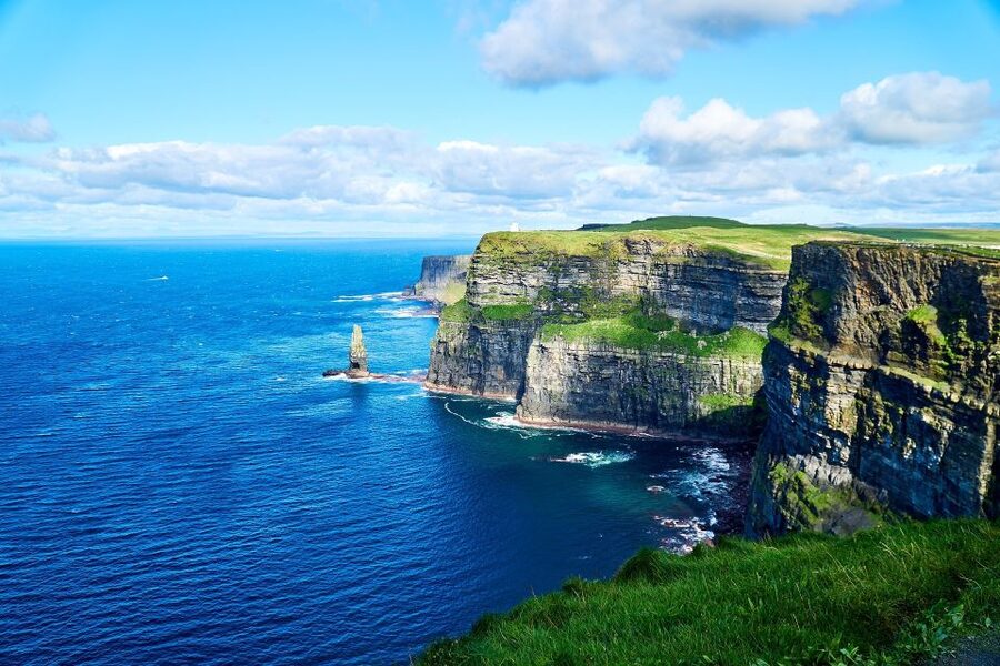 Rail Tour: The Cliffs of Moher & Bunratty Castle Tour - Guides, buses, and the group experience