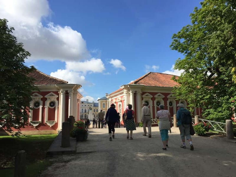Riga: Bauska Castle, Rundale Palace and Hill of Crosses Trip - Meeting at St. Peter’s Church and settling into the van