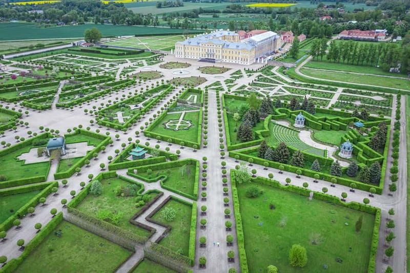 Riga: Hill of Crosses, Guided Rundale Palace & Bauska Castle - The guide can make or break this route
