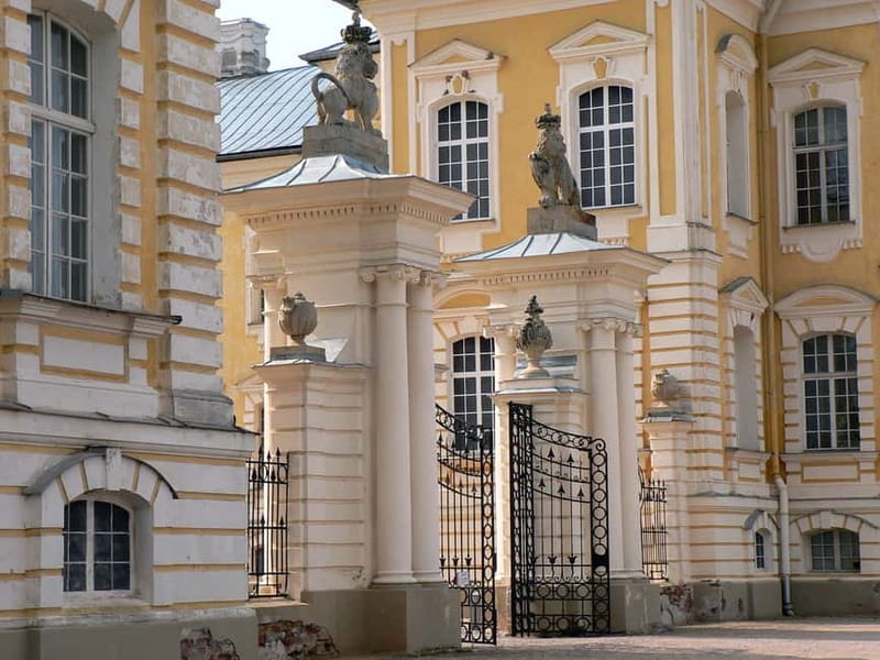 Riga: Rundale, Bauska and Hill of Cross Private Castle Tour - Lunch in a former palace kitchen
