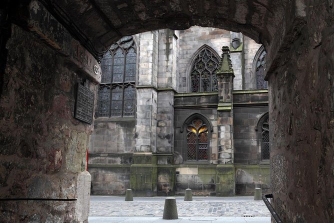 Royal Mile and Edinburgh Castle - Small Group Walking Tour - How hard is the walking?
