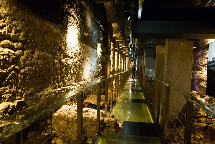 Rynek Underground Museum & Wawel Castle, Cathedral - Cracow - Seeing Kraków’s medieval market from below