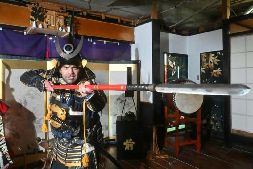 Samurai Armor & Sword experience with phot near Osaka Castle - Changing into dogi and hakama