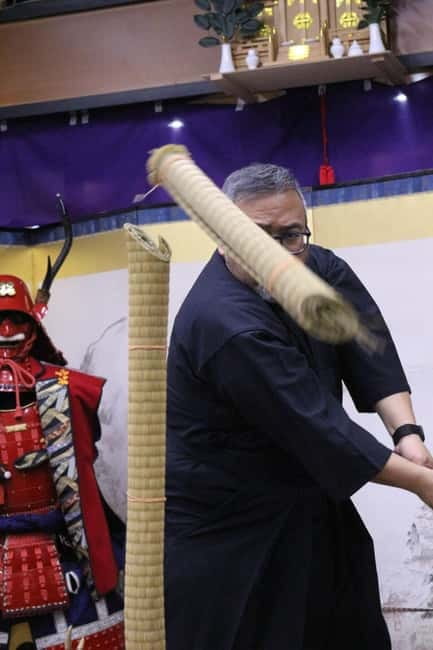 Samurai Armor & Sword experience with phot near Osaka Castle - Bowing before the shrine