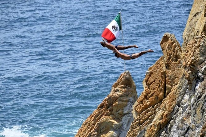 San Diego Fortress Explorer 4-Hour Highlights Walking & Van Tour - Guide quality and flexibility