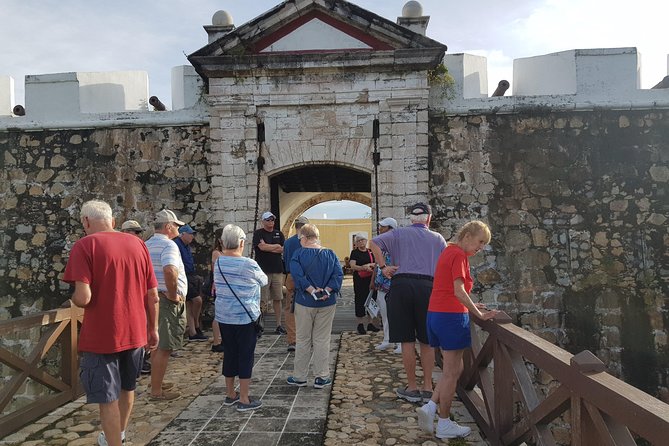 San Diego Fortress Explorer 4-Hour Highlights Walking & Van Tour - Plaza Alvarez in the middle of daily Acapulco