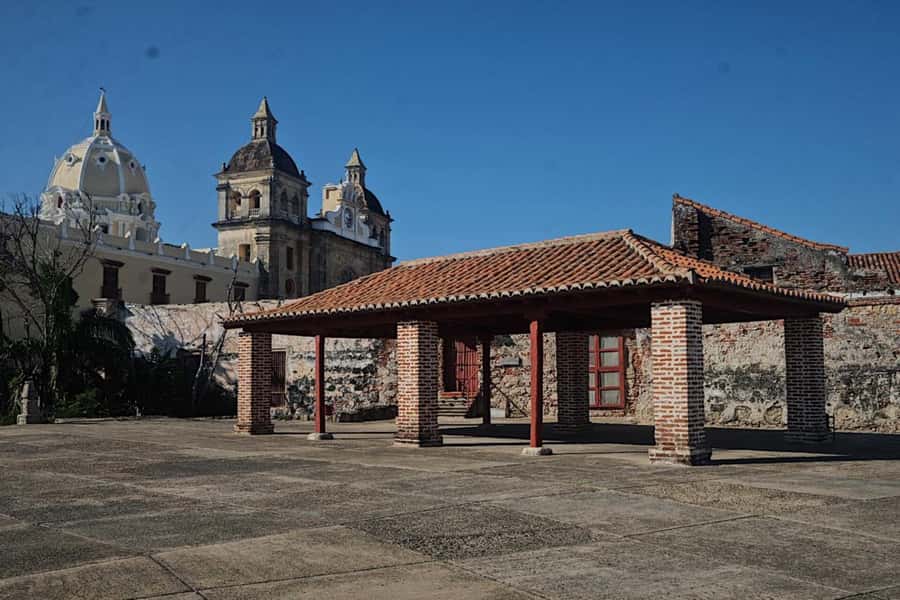 San Felipe Castle and Getsemani Walking Tour with tickets - Entering San Felipe Castle and its military tunnels