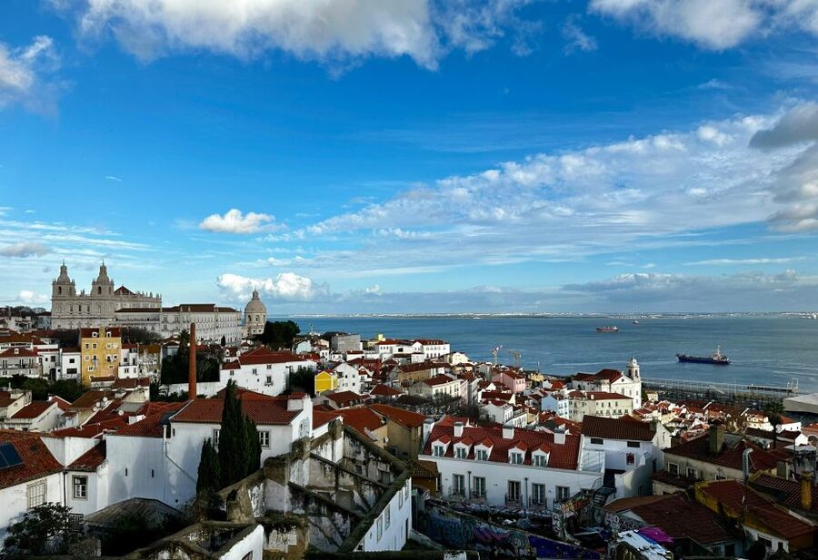 São Jorge Castle Skip-the-line Entry Ticket - Meeting the host near the castle entrance
