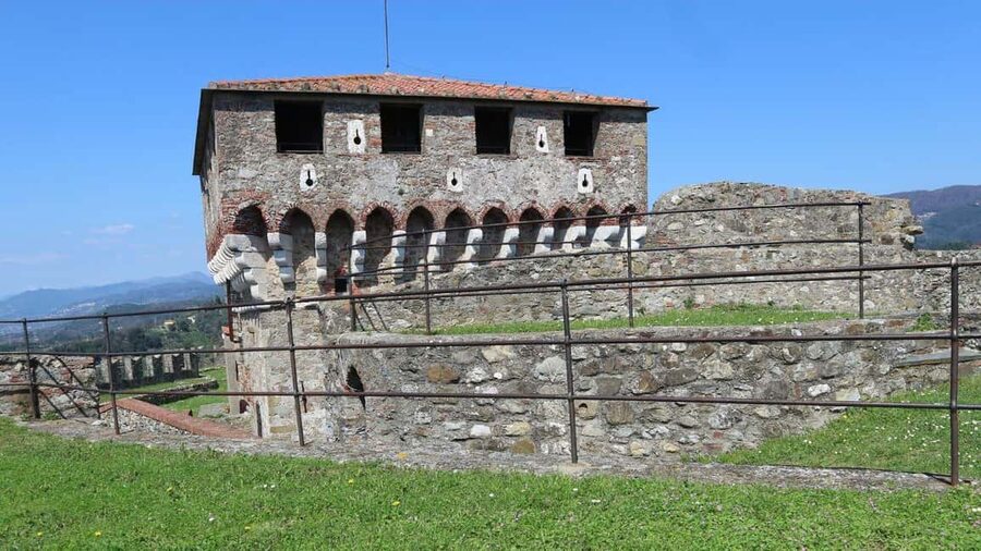 Sarzana: pesto experience at Sarzanello Fortress - Cooking Sarzanese testaroli in iron texts
