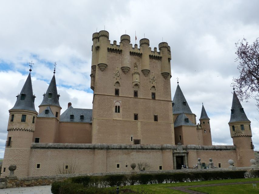 Segovia: Guided Walking Tour with Alcázar Entry - What makes the guide important