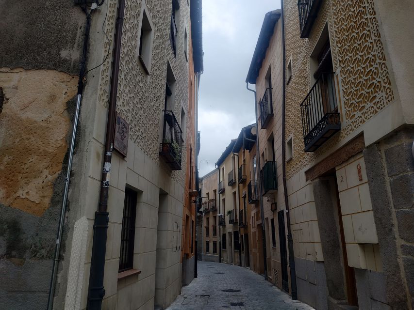 Segovia: Guided Walking Tour with Alcázar Entry - Should you book it?