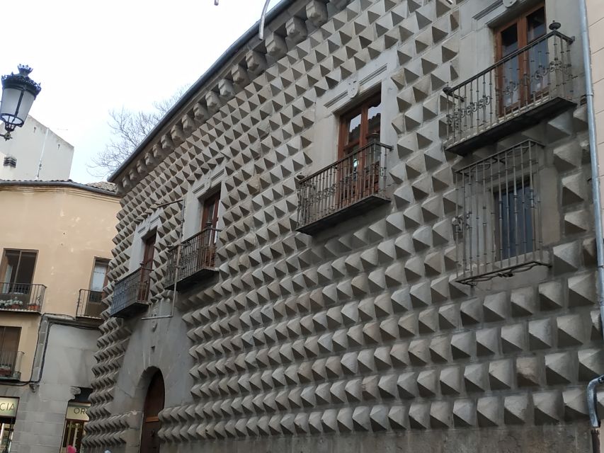 Segovia: Guided Walking Tour with Cathedral & Alcázar Entry - Starting at the Roman Aqueduct in Plaza Azoguejo