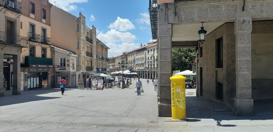 Segovia: Guided Walking Tour with Cathedral & Alcázar Entry - Headsets, timing, and group-tour rhythm