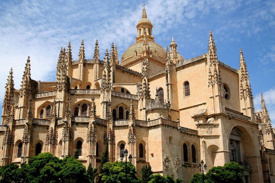 Segovia: Guided Walking Tour with Cathedral & Alcázar Entry - Casa de los Picos and Segovia’s older streets