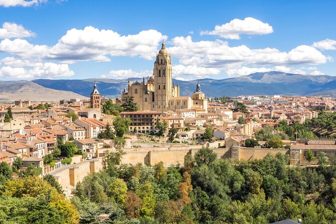 Segovia - Old Town tour including Castle visit - What the guides add to the experience