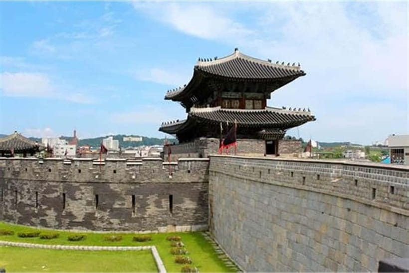 Seoul: Hwaseong Fortress, Folk Village and Starfield Library - Eating and browsing at Suwon Nammun Market