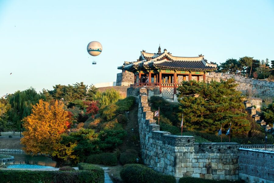 Seoul: Suwon Hwaseong Fortress & Korean Folk Village Tour - Nammun Market for a taste of present-day Suwon