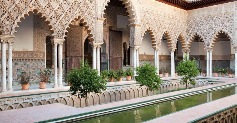 Seville: Alcázar, Cathedral & Giralda Fast Track Guided Tour - Santa Cruz and the old Jewish quarter