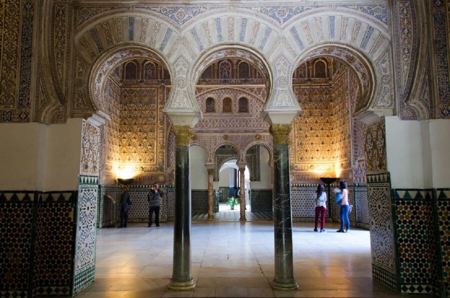 Seville: Alcázar, Cathedral & Giralda Fast Track Guided Tour - The guides are the heart of the experience