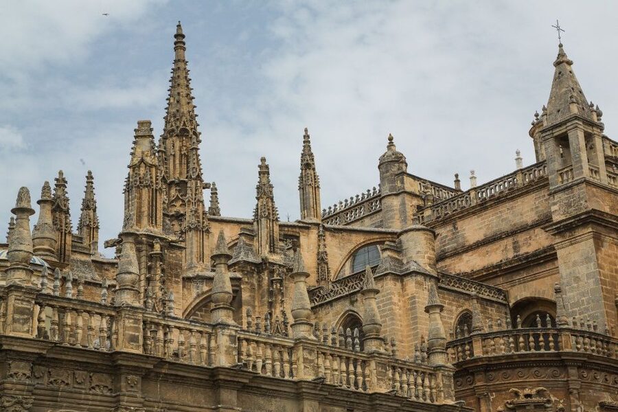 Seville: Alcázar, Cathedral & Giralda Fast Track Guided Tour - Who should book this tour?