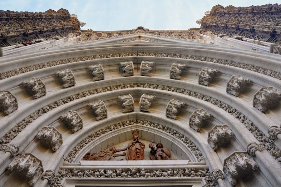 Seville: Alcazar & Cathedral Skip-the-Line Guided Tour - The Alcazar gardens and the tour’s main time limit