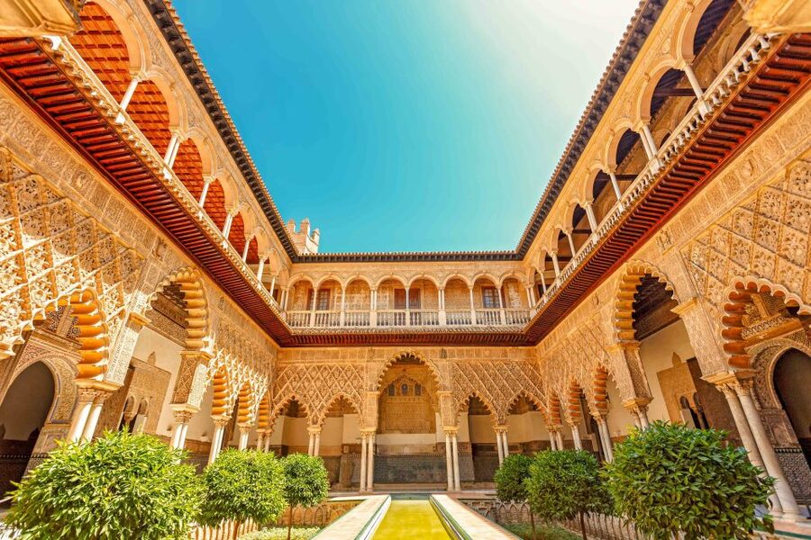 Seville: Alcázar Guided Palace Tour with Priority Access - How the 1.5-hour format works for different visitors