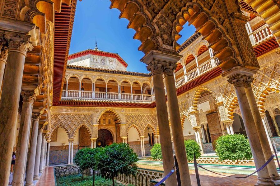 Seville: Alcázar Guided Palace Tour with Priority Access - Meeting the guide and getting inside