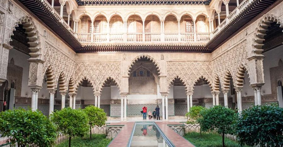 Seville: Alcázar Guided Tour - From Islamic palace to royal residence
