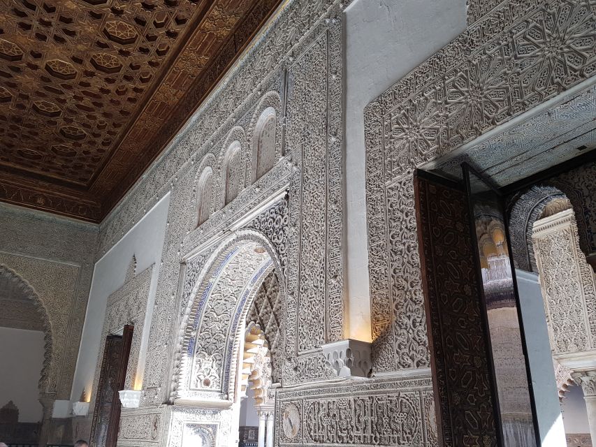 Seville: Alcázar Tour with Tickets Included - How the guides shape the experience