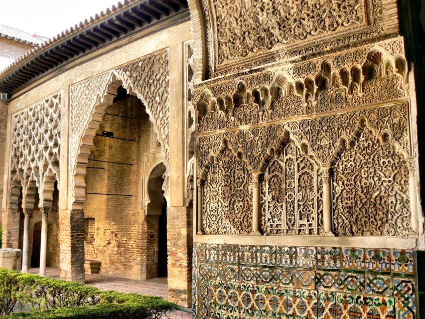 Seville: Alcázar Tour with Tickets Included - Meeting your guide near C. Francos