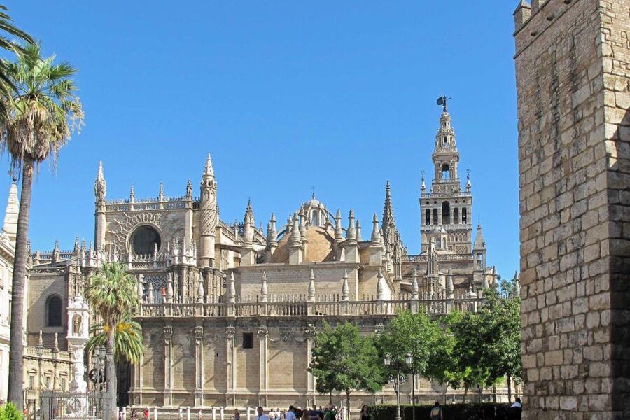 Seville: Cathedral, Giralda & Alcázar Guided Tour - Walking the old Jewish quarter between major sights