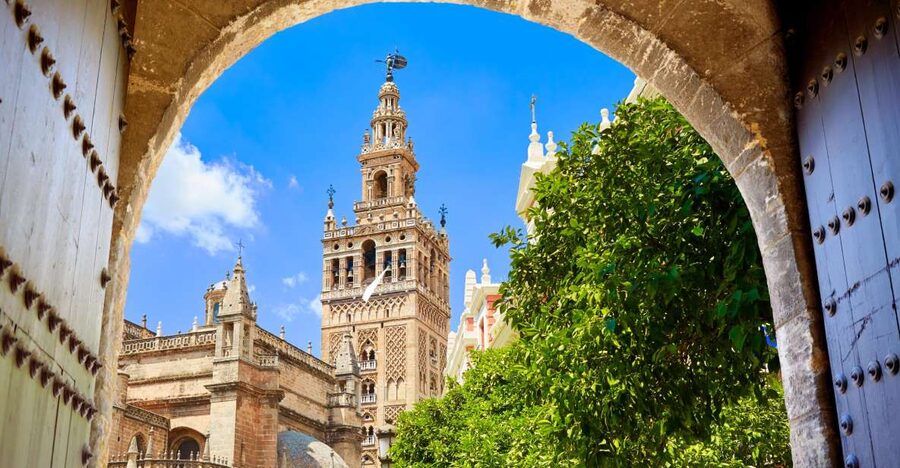 Seville: Cathedral, Giralda and Alcázar Guided Tour - Inside Seville Cathedral: Gothic scale and royal symbols