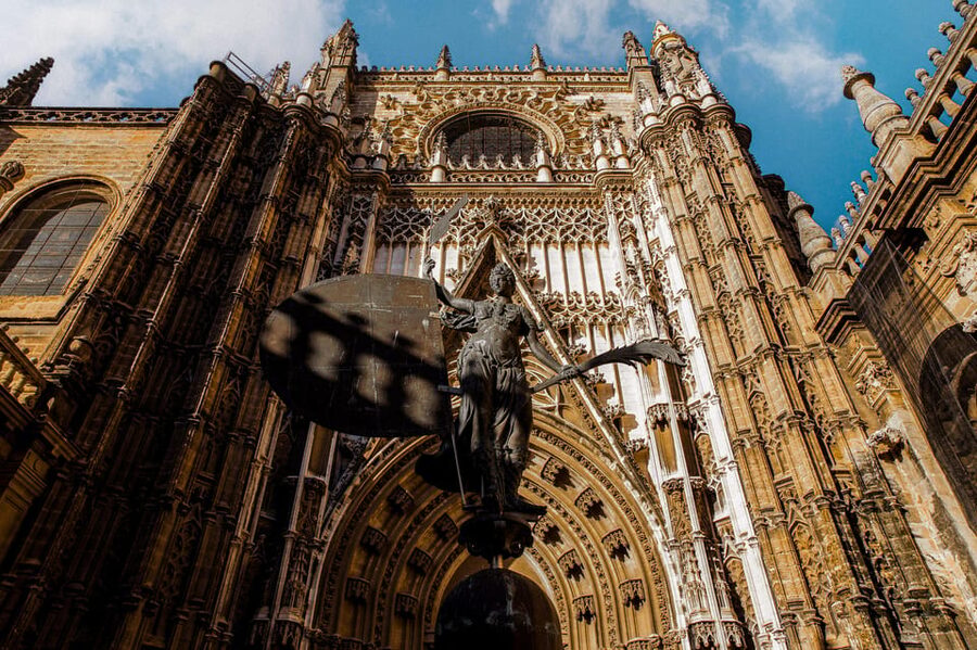 Seville: Priority Access Cathedral, Giralda & Alcázar Tour - Timing, clothing, and practical limits