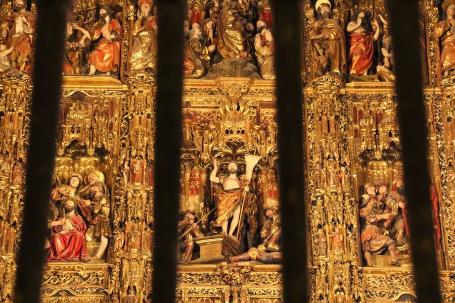 Seville: Royal Alcazar, Cathedral, and Giralda Tower Tour - What the guides add to the experience