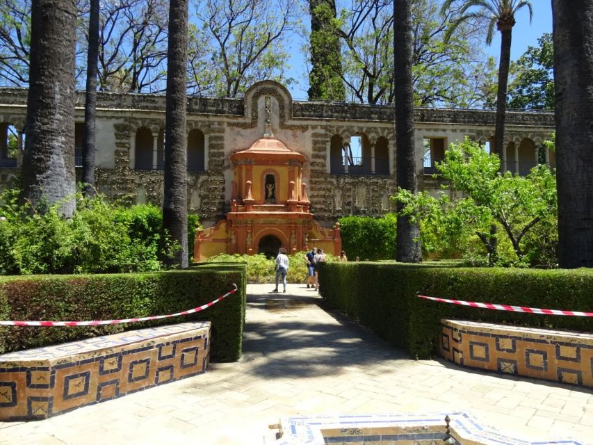 Seville: Small-Group Alcázar Guided Tour & Entry Ticket - What the gardens add to the experience