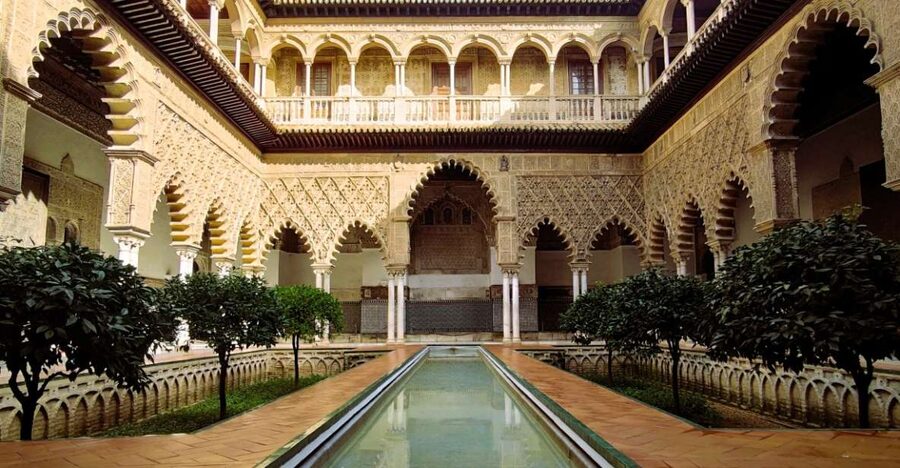 Seville: Small-Group Alcázar Guided Tour & Entry Ticket - Meeting your guide in Plaza del Triunfo