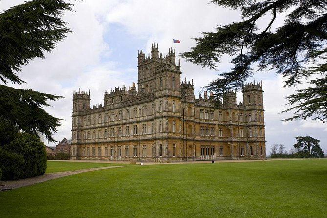 Shared Group Downton Abbey and Highclere Castle Tour from London - Cogges Manor Farm and the rural side of Downton
