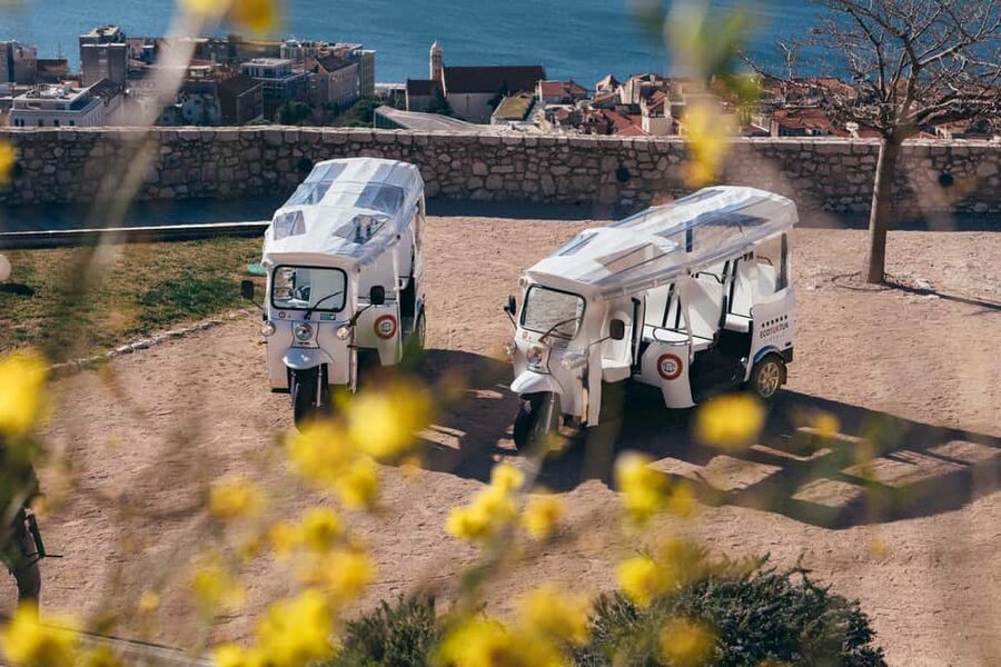 Šibenik: 3 hours City&wine tour, tasting and fortresses inc - Riding above the old town in an electric tuk tuk