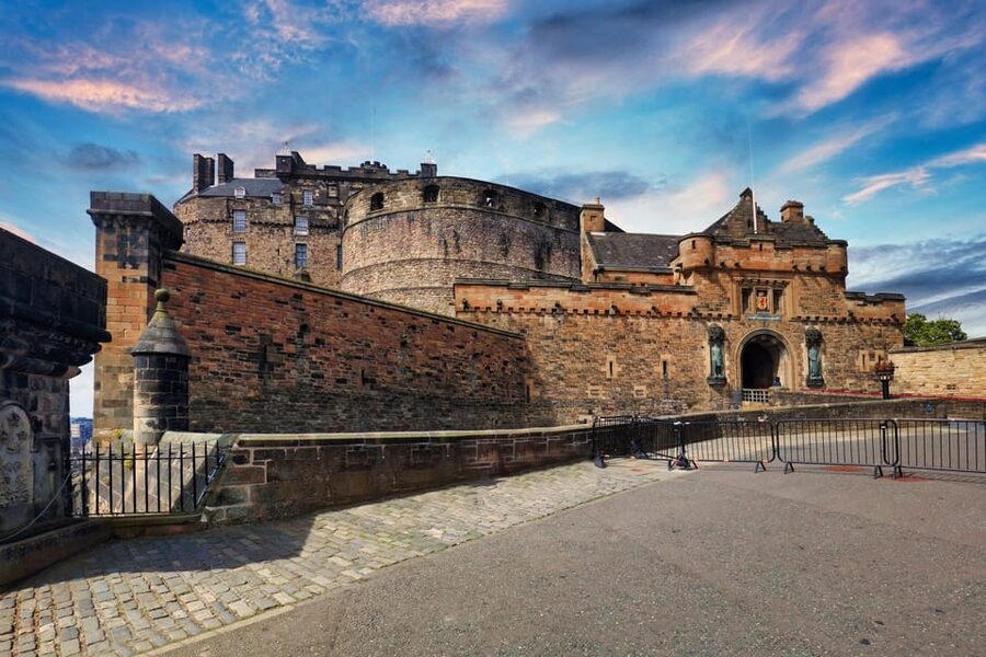Skip-the-line Edinburgh Castle with Old Town Walking Tour - Key points at a glance