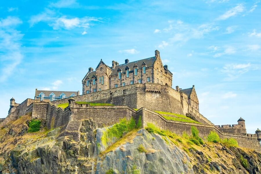 Skip-the-line Edinburgh Castle with Old Town Walking Tour - Reaching Edinburgh Castle after 26 sieges