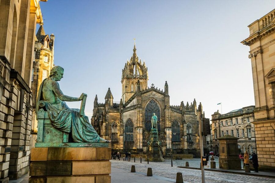 Skip-the-line Edinburgh Castle with Old Town Walking Tour - Who should book this castle tour