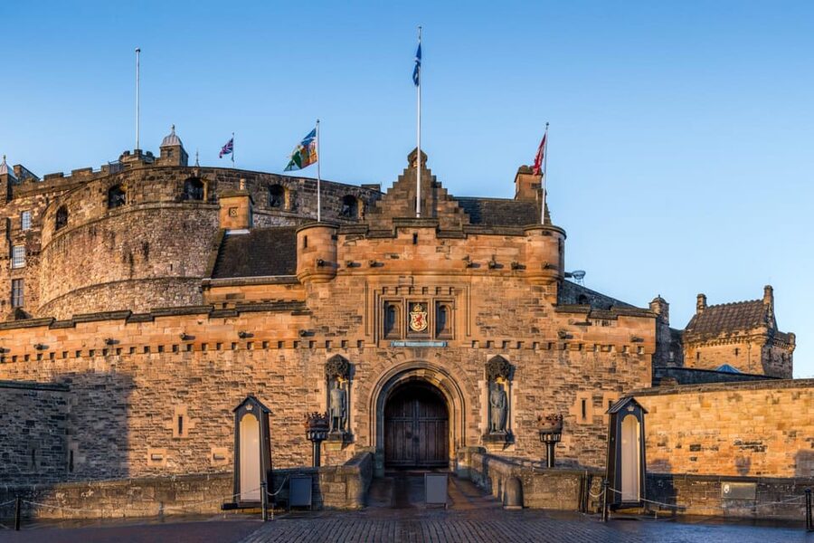 Skip-the-line Edinburgh Castle with Old Town Walking Tour - A five-minute look at St Giles’ Cathedral