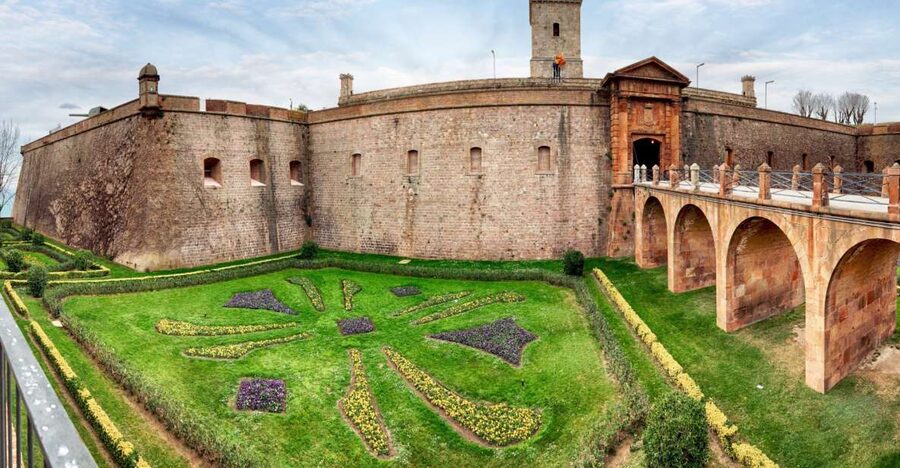 Skip-the-line Montjuïc Castle Tour with a Cable Car Ride - Choosing the 2.5-hour or 3.5-hour option