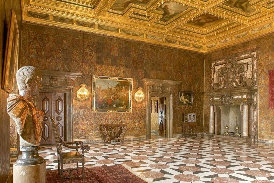 Skip-the-Line Wawel Castle Chambers Private Tour - Who should choose each tour length?