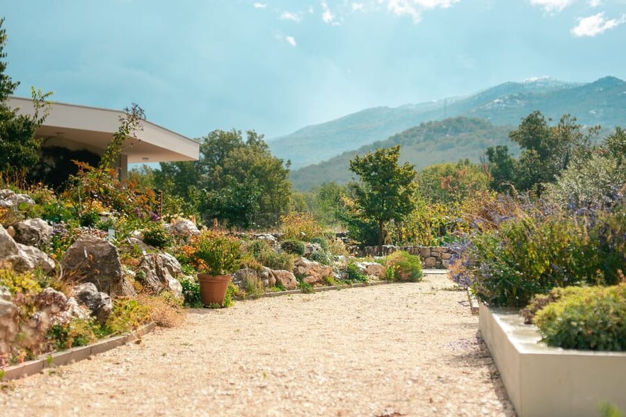 Split: Private tour to Klis Fortress and Vranjača cave - Starting in a grey SUV from Split or Solin