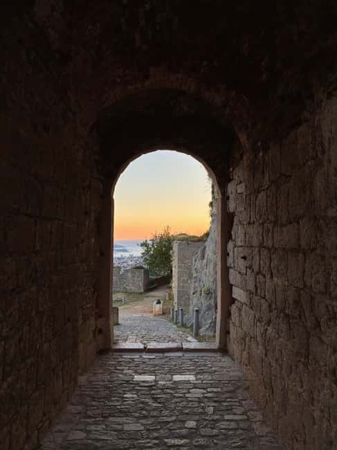Split: Sunset at Klis Fortress with Sightseeing Bus - Who should book the Klis sunset tour?