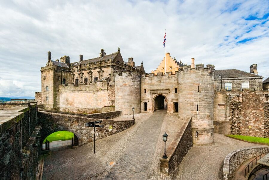 Stirling Castle: Skip-the-Line Guided Tour in Spanish - Ghosts, weather, and the feel of the visit