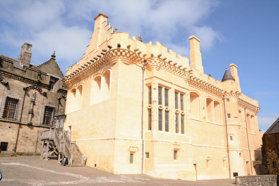 Stirling Castle: Skip-the-Line Guided Tour in Spanish - Entering the fortress through its military past