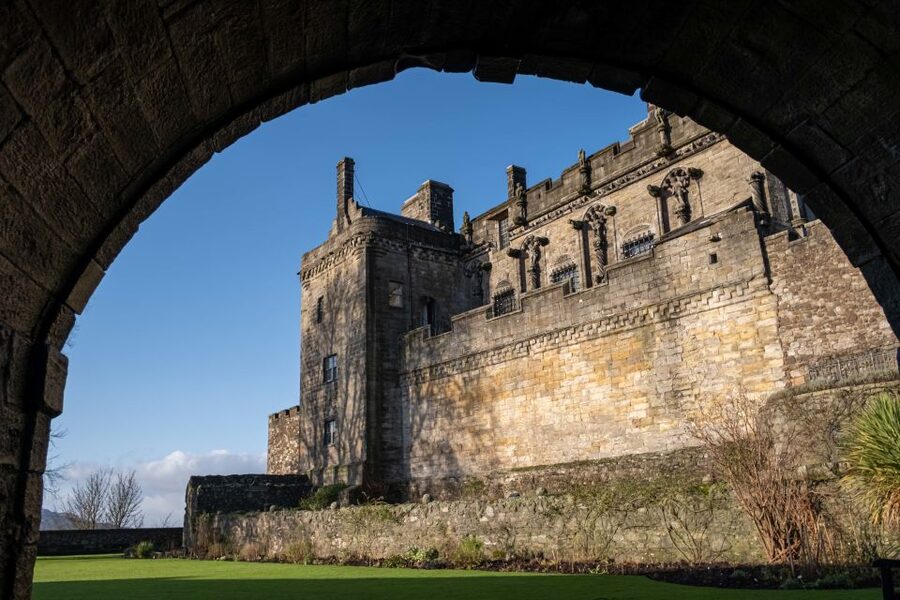 Stirling Castle: Skip-the-Line Guided Tour in Spanish - Meeting at The Portcullis Hotel
