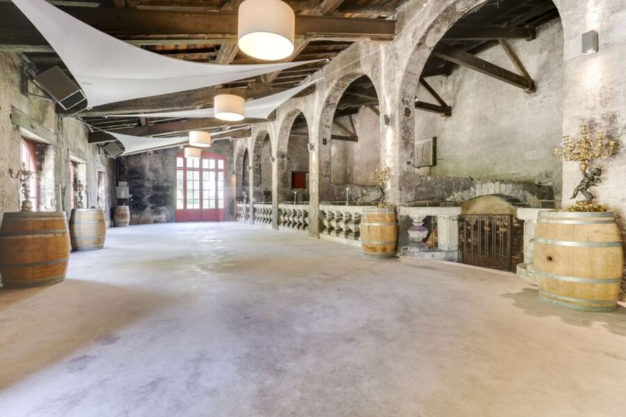 Taillan-Médoc: Château Visit and Wine Tasting in Bordeaux - Entering the XVI-century cellars